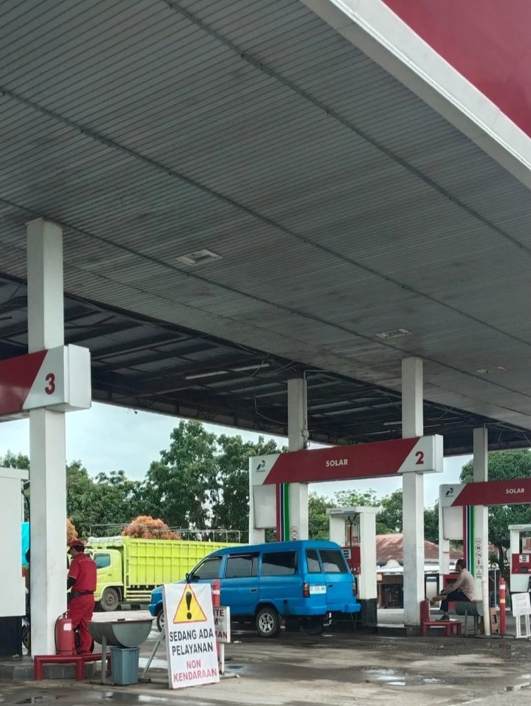 Masyarakat Menggala Keluhkan Mobil-Mobil yang Ngecor di SPBU Milik BUMD TUBA